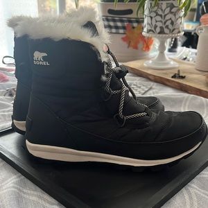 These are the most comfortable snow boots. Very light weight for a snow-boot.